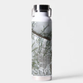 Winternaturfotografie von Snowy Pine Branch Trinkflasche (Vorne)
