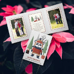 Winterpanda und Bäume Weihnachts-Foto Dreifach Gefaltete Urlaubskarte<br><div class="desc">Winterpanda und Weihnachtsbäume Weihnachts-Multi-Foto Tri-Fold-Urlaubskarte,  die einen Panda-Bären im Wintertuch zeigt,  Ries und Geschenke auf dem Cover,  mehr Fotos auf der Innenseite links und rechten Paneele sowie auf der Außentafel und auf dem gleichen Panda mit einem Haus und Ihren Wünschen in der Mitte. Fotografie © Storytree Studios,  Stanford,  CA</div>