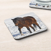 Winterpferd auf dem Schneefeld Getränkeuntersetzer (Linke Seite)