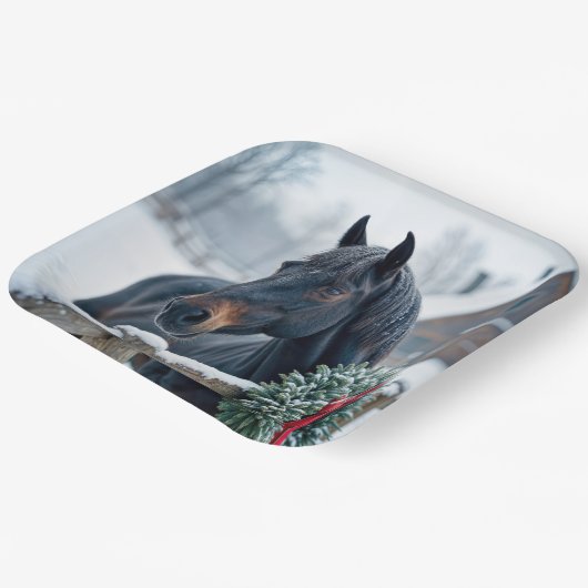 Winterpferd mit Weihnachtskranz Pappteller (Gewinkelt)