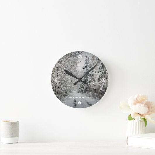 Winterreise durch das Wald Runde Wanduhr (Zuhause)