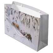 Winterreise durch den Schnee zu Weihnachten Große Geschenktüte (Rückseite Schrägansicht)