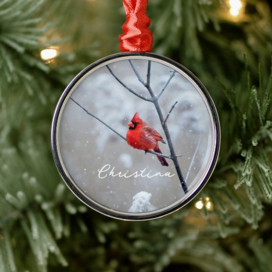 Winterroter Kardinal im Schnee Ornament Aus Metall (Baum)
