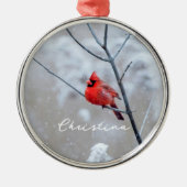 Winterroter Kardinal im Schnee Ornament Aus Metall (Vorne)