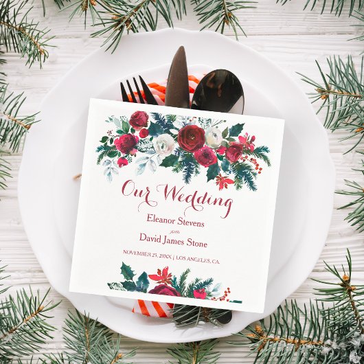 Winterrustikale Bordeaux-Hochzeit mit grünem Pinie Serviette