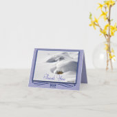 Winterschnee treibt über Steine. Danke Karte (Gelbe Blume)