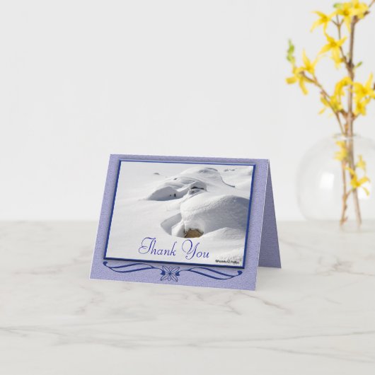 Winterschnee treibt über Steine. Danke Karte (Gelbe Blume)