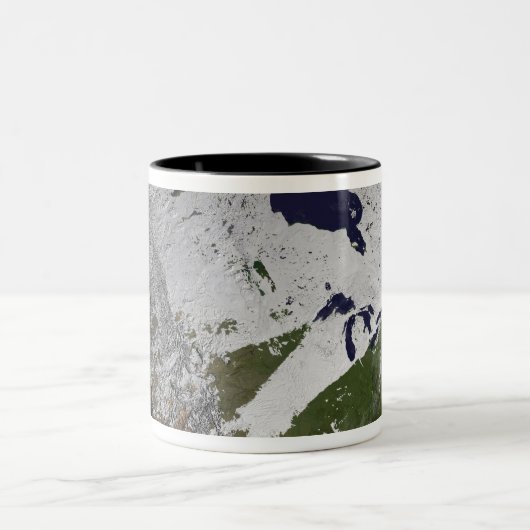 Winterschneedecke auf der Nordhalbkugel Zweifarbige Tasse (Mittel)