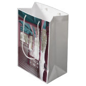 Winterschneefall auf rosa Porch - Martha's Vineyar Mittlere Geschenktüte (Vorderseite Schrägansicht)