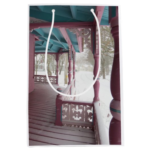 Winterschneefall auf rosa Porch - Martha's Vineyar Mittlere Geschenktüte (Vorderseite)