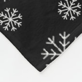 Winterschneefall auf schwarzem Fleece Blanket (Ecke)