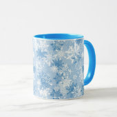 Winterschneeflockemuster auf Blau Tasse (VorderseiteRechts)
