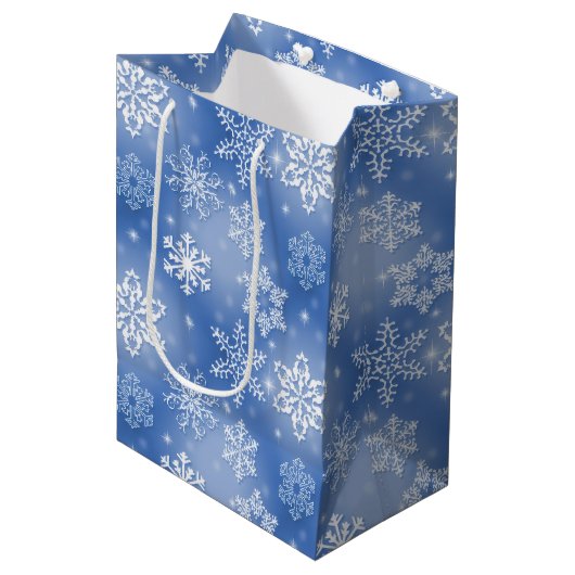 Winterschneeflocken auf blau mittlere geschenktüte (Vorderseite Schrägansicht)