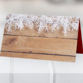 Winterschneeflocken auf der Holzplatte | Urlaub Platzkarte