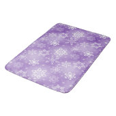 Winterschneeflocken auf Lila Badematte (Schrägansicht)