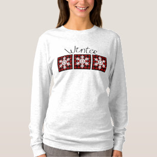 Winterschneeflocken auf Rot, Schwarzes Buffalo Kar T-Shirt