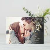 Winterschneeflocken Elegantes Gold Script Foto Save The Date (Stehend Vorderseite)