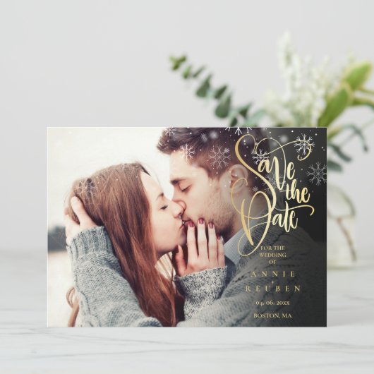 Winterschneeflocken Elegantes Gold Script Foto Save The Date (Stehend Vorderseite)