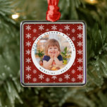 Winterschneeflocken Foto Oma Opa Ornament Aus Metall<br><div class="desc">Winterschneeflocken Foto Liebe Ihr Oma und Opa bietet Ihr Lieblings-Foto umgeben von Schneeflocken. Das Ornament ist mit dem Namen personalisiert. Alle Texte können bearbeitet werden. Unsere Schmuckvorlage macht es wirklich einfach, Ihren Schmuck zu personalisieren. Wenn Sie es noch individueller gestalten möchten, verwenden Sie bitte den Link "Weiter anpassen". Die Verzierung...</div>