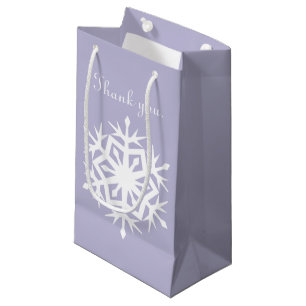 Winterschneeflocken in der Lavendel-Geschenktasche Kleine Geschenktüte