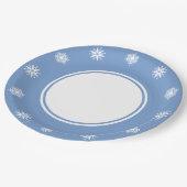 Winterschneeflocken in Periwinkle Papierplatte Pappteller (Schrägansicht)