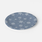 Winterschneeflocken mit der kalten Outdoor Boy Bab Pappteller (Schrägansicht)