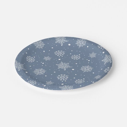 Winterschneeflocken mit der kalten Outdoor Boy Bab Pappteller (Schrägansicht)