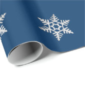 Winterschneeflocken mit individueller Hintergrundf Geschenkpapier (Rolleneckpunkt)