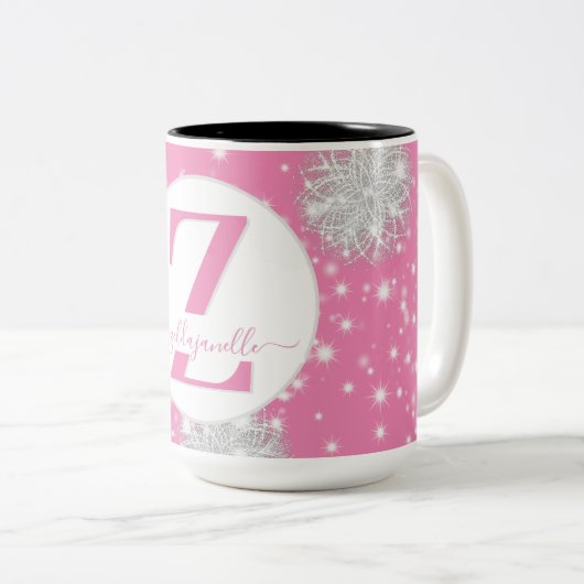 Winterschneeflocken Rosa & Weiß Monogramm & Name Zweifarbige Tasse (VorderseiteRechts)