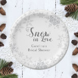 Winterschneeflocken Schnee in Liebe Brautparty Pappteller<br><div class="desc">Dieses Design zeichnet sich durch ein schlichtes, elegantes Snowflake-Design in Grau und Silber-Glitzer aus, das sich perfekt für ein Brautparty im Winter eignet. Weitere Farboptionen sowie die Zusammenstellung von Koordinierungsprodukten finden Sie in unserem Shop, zazzle.com/store/doodlelulu. Kontaktieren Sie uns, wenn Sie dieses Design für ein bestimmtes Produkt verwenden möchten, um Ihr...</div>