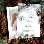 Winterschneekiefern Foto Save the Date<br><div class="desc">Winter Aquarell Schneekiefern Foto Save the Date bearbeitbare Vorlage Sofortdownload. Schneekiefern mit Kiefernzapfen Schneeflocken mutierte skandinavische Winterfarben,  wenn Sie keine QR brauchen - löschen Sie einfach diese Felder</div>