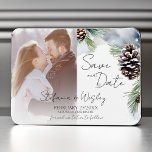 Winterschneekiefern Foto Save the Date Magnet<br><div class="desc">Winter Aquareller schneebedeckte Pinien Foto Save the Date bearbeitbaren Magneten. Schneekiefern mit Kiefernzapfen mutierten skandinavischen Winterfarben</div>