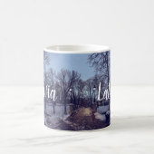 Winterschneepark im Abend Kaffeetasse (Mittel)