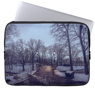 Winterschneepark im Abend Laptopschutzhülle