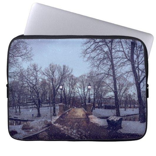 Winterschneepark im Abend Laptopschutzhülle (Vorderseite)