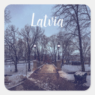 Winterschneepark im Abend Quadratischer Aufkleber