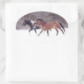 Winterschneepferde im Stall Ovaler Aufkleber (Tasche)