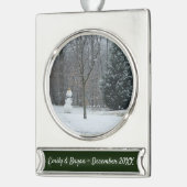 Winterschneeszene der Nachbarin Banner-Ornament Silber (Links)