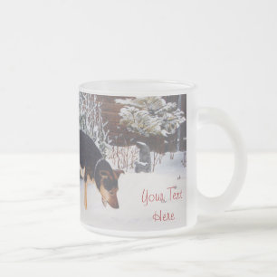 Winterschneeszene mit niedlichem Schwarz-Bein-Hund Mattglastasse
