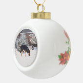 Winterschneeszene mit niedlichem schwarzem und tan keramik Kugel-Ornament (Rechts)