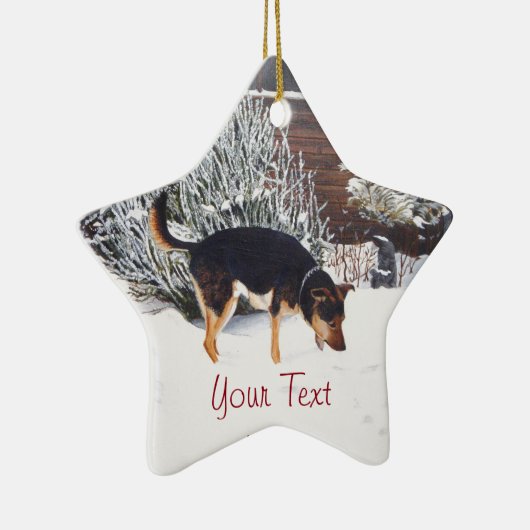 Winterschneeszene mit niedlichem schwarzem und tan keramik ornament (Rechts)