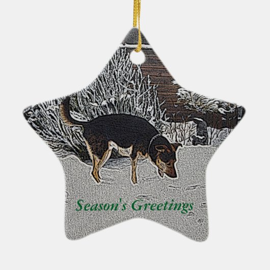 Winterschneeszene mit niedlichem schwarzem und tan keramik ornament (Hinten)