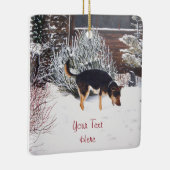 Winterschneeszene mit niedlichem schwarzem und tan keramikornament (Rechts)