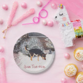 Winterschneeszene mit niedlichem schwarzem und tan pappteller (Party)