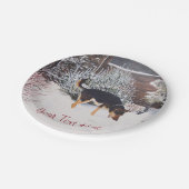 Winterschneeszene mit niedlichem schwarzem und tan pappteller (Schrägansicht)