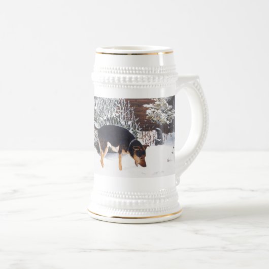 Winterschneewelt mit niedlichem Schwarz und Bräunl Bierglas (VorderseiteRechts)