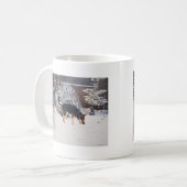 Winterschneewelt mit niedlichem Schwarz und Bräunl Kaffeetasse (Vorderseite Links)