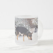 Winterschneewelt mit niedlichem Schwarz und Bräunl Mattglastasse (VorderseiteRechts)