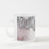 Winterschneewelt mit niedlichem Schwarz und Bräunl Mattglastasse (Links)