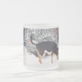 Winterschneewelt mit niedlichem Schwarz und Bräunl Mattglastasse (Mittel)